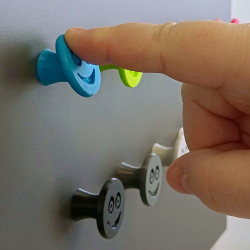 Elastyczna gałka meblowa z uśmiechem, jak to działa.